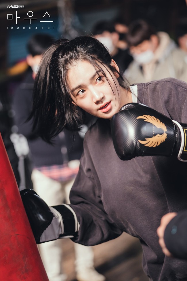 Park Ju Hyun lebih dulu meraih popularitasnya lewat drama Korea Extracurricular yang tayang di Netflix. Aktris kelahiran 1994 ini kemudian dipasangkan dengan Lee Seung Gi dalam drama Korea thriller yang belum lama tamat, Mouse. Foto: dok tvN