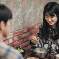 Perlahan, Oh Bong Yi (pemain Park Ju Hyun) mulai menaruh hati pada Jung Ba Reum (pemain Lee Seung Gi). Ia bahkan melamarnya saat makan malam, membuat Ba Reum tersedak. Foto: dok tvN