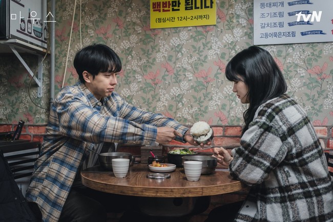 Nenek Oh Bong Yi (pemain Park Ju Hyun) pun berharap ia akan berjodoh dengan Jung Ba Reum (pemain Lee Seung Gi). Ia dikenal sebagai polisi yang tampan, baik hati, dan ramah. Foto: dok tvN