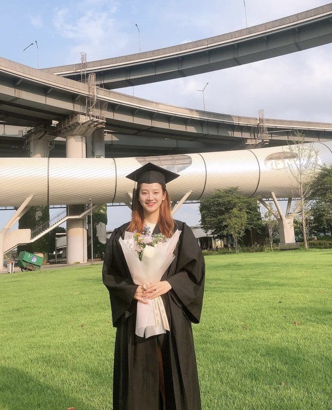 Park Ju Hyun kemudian mengambil jurusan akting di Universitas Seni Korea. Artis Korea ini memulai debut aktingnya lewat film The Dude In Me pada 2019. Foto: dok Instagram charmgirl_1005