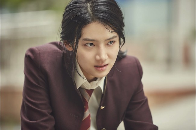 Park Ju Hyun meraih popularitasnya sejak membintangi drama Korea besutan Netflix, Extracurricular. Ia berperan sebagai Bae Gyu Ri, siswa SMA yang terlibat bisnis illegal dengan Kim Dong Hee. Foto: dok Netflix