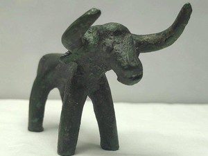 Patung Mirip Banteng Berusia Ribuan Tahun Mencuat Setelah Hujan Deras