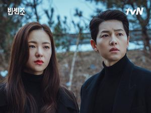 Song Joong Ki & Jeon Yeo Bin Mesra Saat Reuni, Duduk Sebelahan di Acara Award