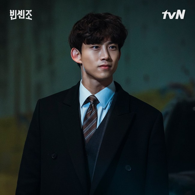 Aksi TaecYeon sebagai bos Babel Group yang psikopat bikin penonton emosi. Bintang drama Korea Vincenzo ini memerankan karakter villain yang menguji kesabaran penonton, maka tak heran bila dirinya termasuk deretan artis terpopuler bulan ini. Foto: dok. tvN