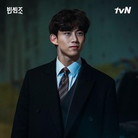Aksi TaecYeon sebagai bos Babel Group yang psikopat bikin penonton emosi. Bintang drama Korea Vincenzo ini memerankan karakter villain yang menguji kesabaran penonton, maka tak heran bila dirinya termasuk deretan artis terpopuler bulan ini. Foto: dok. tvN