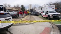 Saat ini garis polisi telah dipasang di supermarket King Soopers. AP Photo/David Zalubowski.