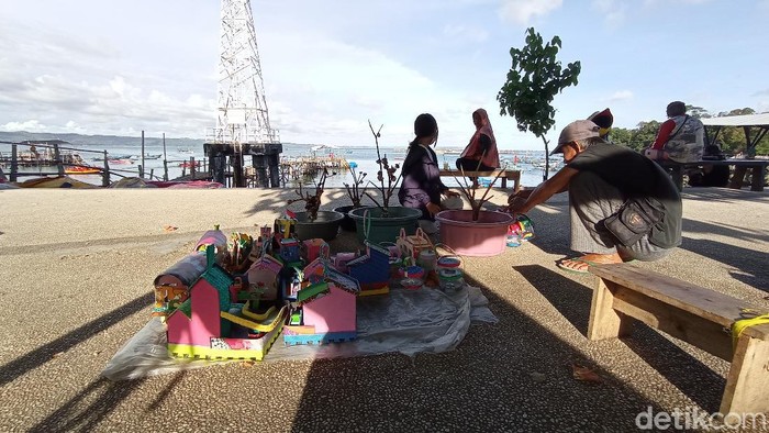Penjual kelomang di Pangandaran
