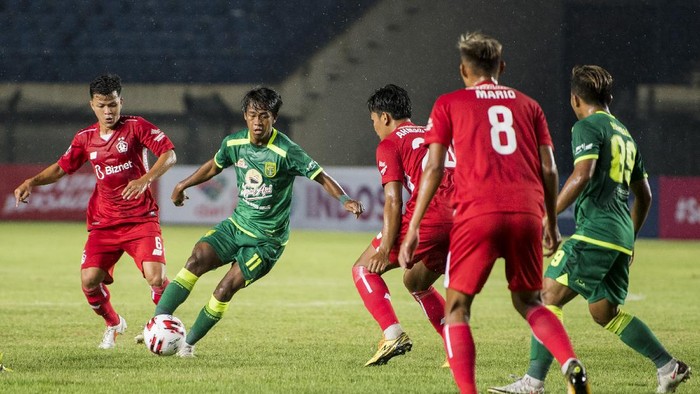 Pesepak bola Persebaya Surabaya Supriadi (kedua kiri) berebut bola dengan pesepak bola Persik Kediri pada pertandingan Piala Menpora di Stadion Si Jalak Harupat, Kabupaten Bandung, Jawa Barat, Selasa (23/3/2021). Persebaya Surabaya menang atas Persik Kediri 2-1. ANTARA FOTO/M Agung Rajasa/rwa.