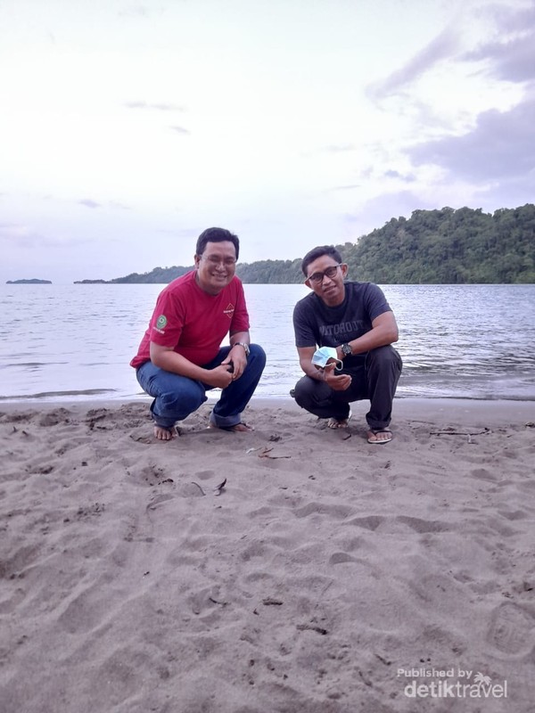 Photo berlatar Pantai Lakban, Pulau Dakokay dan Pulau Putusputus