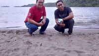 Photo berlatar Pantai Lakban, Pulau Dakokay dan Pulau Putusputus
