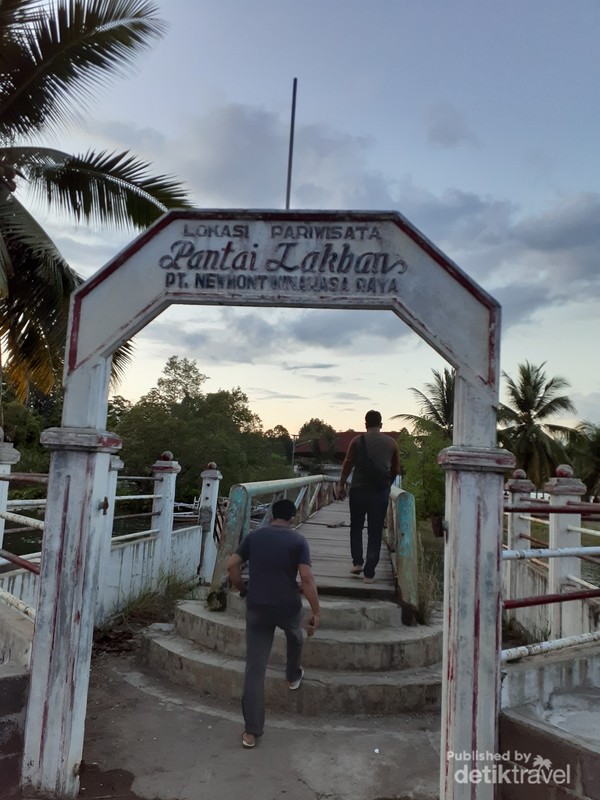Gerbang Masuk Pantai Lakban