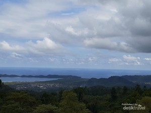 Indahnya Pantai Lakban, Bisa Melihat Salib-Bulan Bintang Raksasa