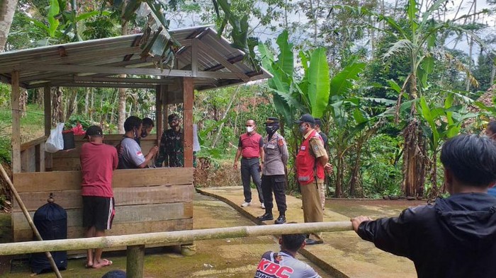 Petugas bubarkan lomba kicau burung di Ciamis.