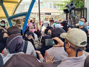 Saat Simpatisan HRS Dibubarkan Gegara Berkerumun Jelang Sidang