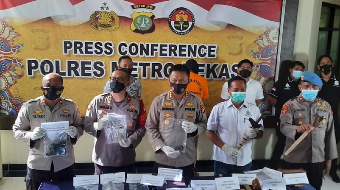 Polisi menyita sejumlah barang bukti dari Ustaz Gondrong dukun pengganda uang di Bekasi
