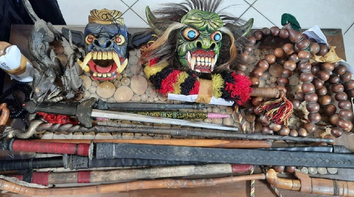 Polisi menyita sejumlah barang bukti dari Ustaz Gondrong dukun pengganda uang di Bekasi