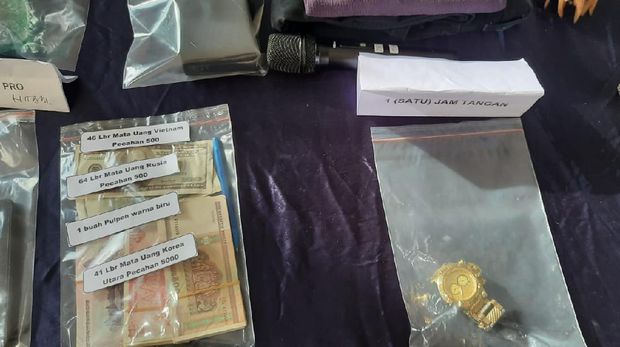 Polisi menyita sejumlah barang bukti dari Ustaz Gondrong dukun 'pengganda uang' di Bekasi