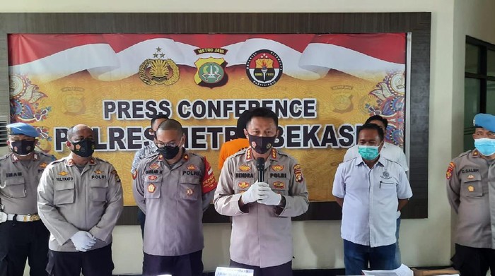 Polisi merilis kasus penipuan modus penggandaan uang Ustaz Gondrong di Kabupaten Bekasi.