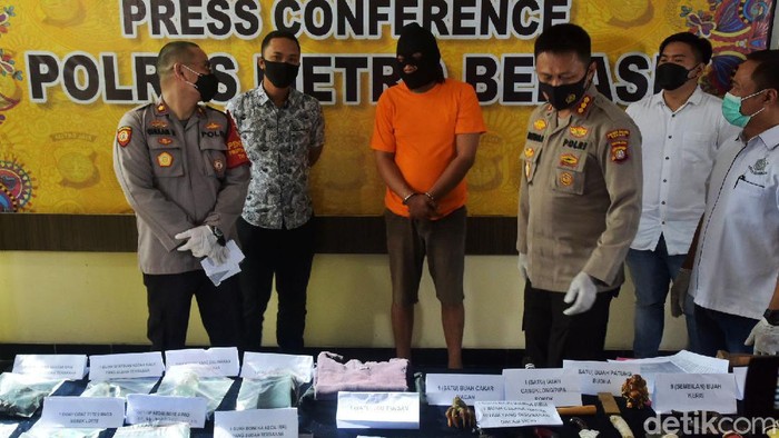 Kapolres Metro Bekasi Kombes Hendra Gunawan dan Kapolsek Babelan Kompol Ghulam Nabi Pasaribu menunjukkan barang bukti 