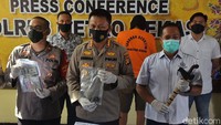 Polisi juga menyita sejumlah barang bukti terkait kasus penggandaan uang Hermawan alias Ustaz Gondrong di Babelan, Kabupaten Bekasi.