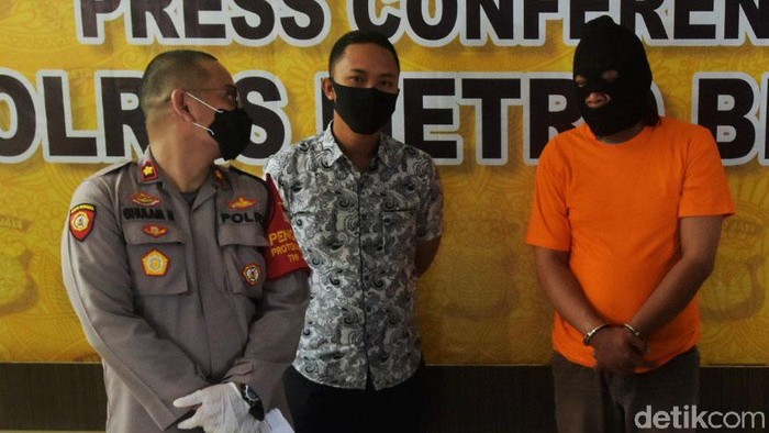 Kapolres Metro Bekasi Kombes Hendra Gunawan dan Kapolsek Babelan Kompol Ghulam Nabi Pasaribu menunjukkan barang bukti 