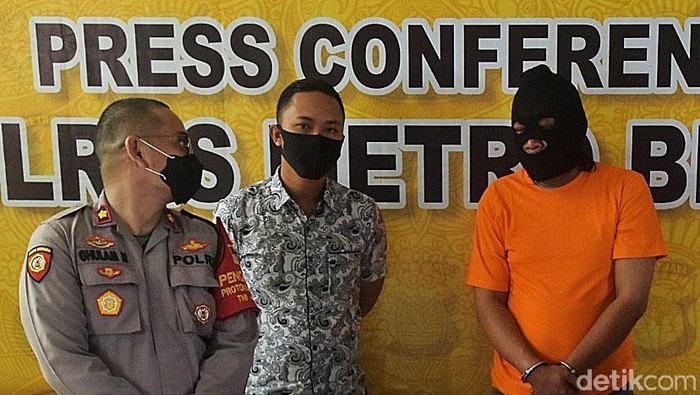 Kapolres Metro Bekasi Kombes Hendra Gunawan dan Kapolsek Babelan Kompol Ghulam Nabi Pasaribu menunjukkan barang bukti 