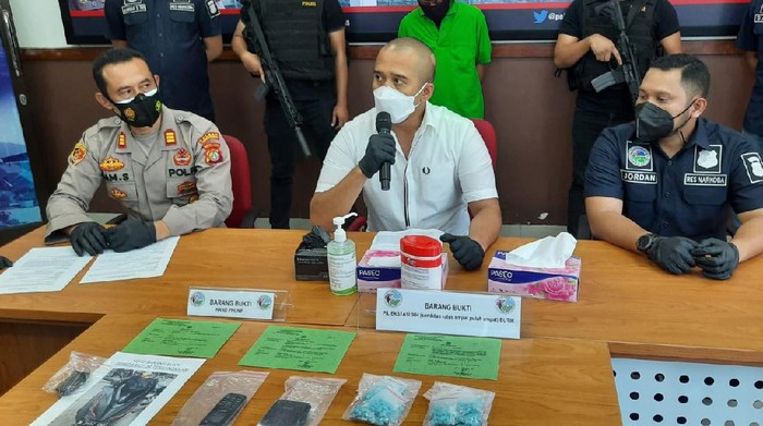 Polres Jakpus tangkap kurir ekstasi di depan PN Jakpus.
