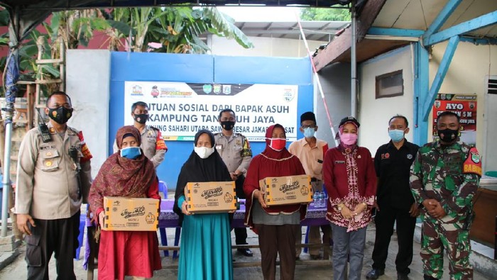 Program Bapak Asuh di Sawah Besar, Jakpus bangun kepedulian terhadap warga terdampak COVID-19. Foto dikirim Kapolsek Sawah Besar AKP Maulana Mukarom.