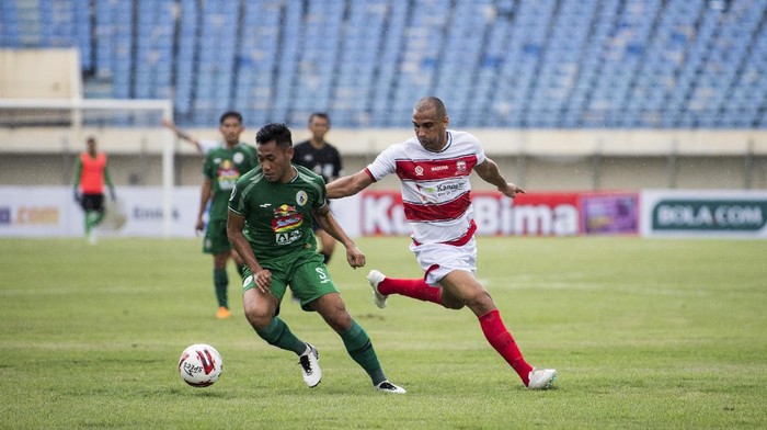 Pesepak bola PSS Sleman A. Gufran R (kiri) berusaha mengecoh pesepak bola Madura United Bruno Lopes (kanan) saat pertandingan Piala Menpora di Stadion Si Jalak Harupat, Kabupaten Bandung, Jawa Barat, Selasa (23/3/2021). ANTARA FOTO/M Agung Rajasa/rwa.