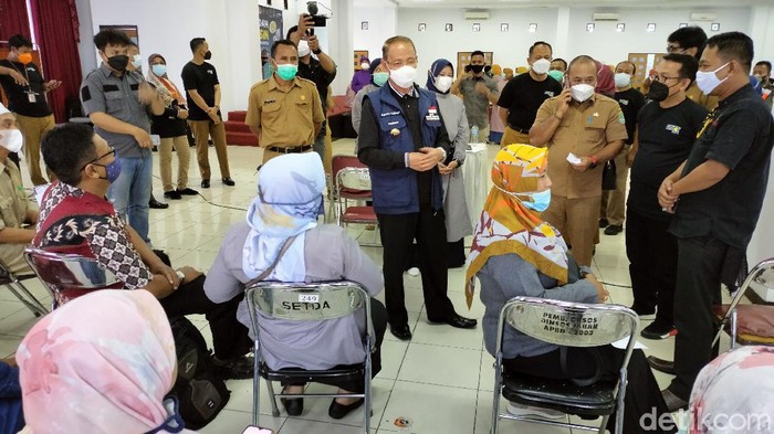 Ribuan guru di Majalengka menjalani vaksinasi Corona sebagai persiapan PTM