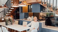 Diajak datang ke salah satu rumah contoh oleh Rey. Dinda berpose santai di area dapur yang jadi desain idamannya. Foto:Instagram @dindahw