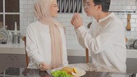 Di Instagram masing-masing, Rey dan Dinda cukup rutin berpose seru saat sedang makan bareng. Seperti momen mereka ketika tengah makan nasi goreng bareng. Foto: Instagram @dindahw