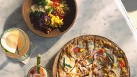  Makan pizza dengan topping yang cantik. Dinda sandingkan salad hingga jus buah sebagai pelengkapnya. Foto:Instagram @dindahw