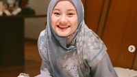 Nah kalau ini hasil kue buatan Dinda sendiri, yang dibuatnya dari awal. Dinda terlihat cukup bangga dengan kreasinya kali ini. Foto:Instagram @dindahw