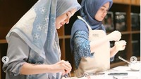 Dengan teman-teman lainnya, momen membuat kue bareng jadi semakin seru. Foto: Instagram @dindahw