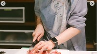 Ikut kelas memasak, begini seriusnya Dinda saat tengah mencoba membuat kue di salah satu studio memasak. Foto: Instagram @dindahw
