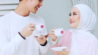 Menikah di usia muda dan selalu tampil romantis, membuat Dinda Hauw dan Rey Mbayang kerap menunjukkan keromantisan mereka. Foto: Instagram @dindahw