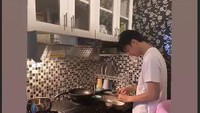  Sempat viral beberapa waktu lalu, aksi Dinda Hauw yang memuji keterampilan Rey memasak. Cukup disorot netizen, apalagi Dinda mengaku tak bisa memasak mie instan hingga nasi. Foto: Instagram @dindahw