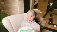 Terakhir ini pose Dinda saat merayakan ulang tahun Wardah yang ke-25 tahun. Lengkap dengan cake cantik berwarna putih pastel yang bikin gemas. Foto: Instagram @dindahw