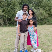 Seperti Meghan Markle, ia juga seorang ibu. Sarah memiliki dua anak. (Foto: Instagram/@sarahmhlangaofficial)