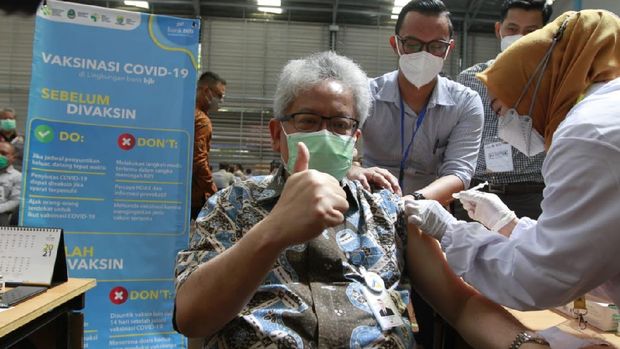 Sebanyak 3.300 pegawai bank bjb dan 1.200 orang masyarakat menjalani vaksinasi Covid-19 mulai Selasa (23/3/2021) di Gedung bjb Sport & Creative Center Jalan Naripan 12-14, Bandung. Gubernur Jawa Barat, Ridwan Kamil turut hadir meninjau proses vaksinasi.