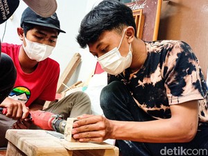Manfaatkan Waktu Luang, Pelajar Bandung Ubah Kayu Bekas Jadi Kerajinan
