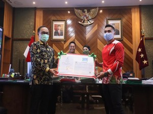 Terima e-KTP dengan Identitas Baru, Aprilio Manganang: Seperti Lahir Kembali