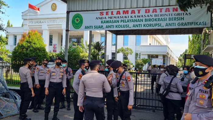 Sidang kasus kerumunan dengan terdakwa Habib Rizieq Shihab akan kembali digelar di Pengadilan Negeri Jakarta Timur (PN Jaktim). Personel gabungan TNI-Polri melakukan penjagaan di sekitar PN Jaktim.