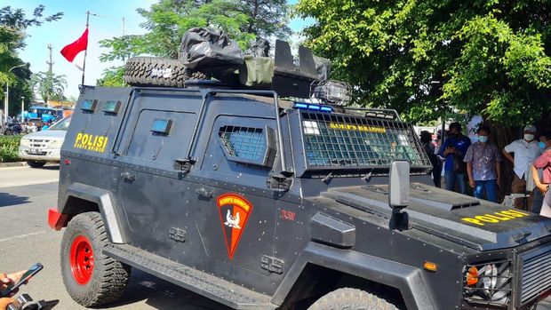 Sidang kasus kerumunan dengan terdakwa Habib Rizieq Shihab akan kembali digelar di Pengadilan Negeri Jakarta Timur (PN Jaktim). Personel gabungan TNI-Polri melakukan penjagaan di sekitar PN Jaktim.