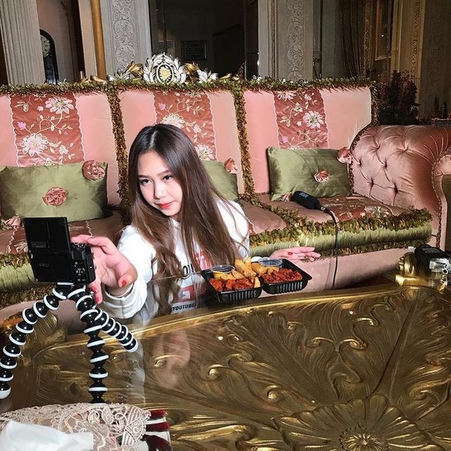 Nama Sisca Kohl bahkan sempat menjadi trending topic di Twitter. Video-video yang berisi ulasannya bersama sang adik itu ternyata mampu menarik perhatian netizen. Foto: dok. Instagram/@siscakohl