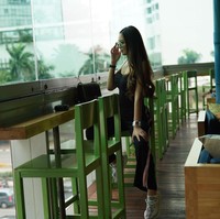 Belakangan ini nama Sisca Kohl kembali menjadi perbincangan setelah dirinya mengunggah video yang memperlihatkan dirinya membongkar celengan. Dalam video itu Sisca mengatakan bahwa dirinya baru saja menemukan celengan masa kecilnya. Saat dibongkar, ternyata ada uang ratusan juta rupiah di dalamnya. Foto: dok. Instagram/@siscakohl