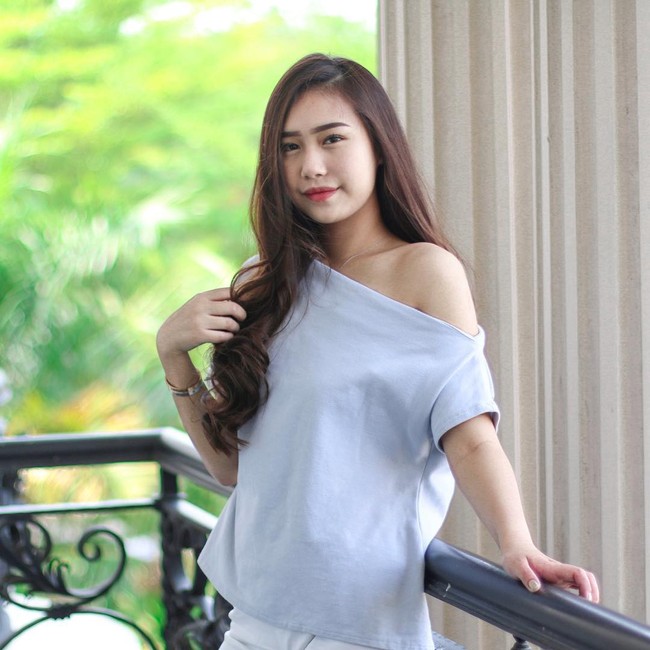 Seperti remaja pada umumnya, Sisca pun sering membagikan foto-fotonya di Instagram, termasuk foto-fotonya saat tengah berlibur. Bagaimana menurutmu gayanya? Foto: dok. Instagram/@siscakohl