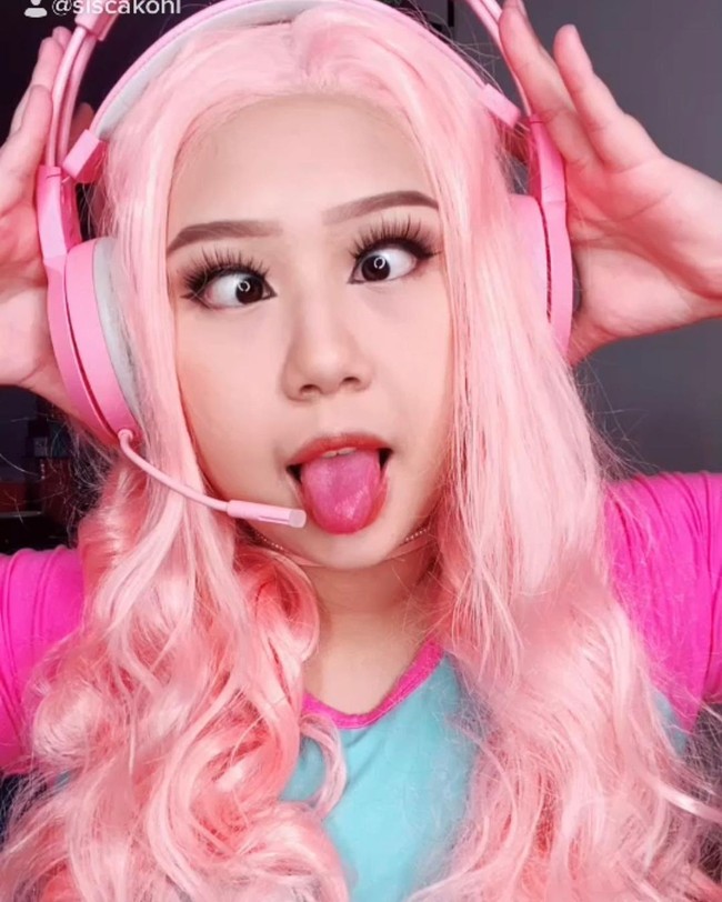 Nama Sisca Kohl mulai populer di media sosial setelah video-video dirinya memberikan ulasan mengenai makanan menjadi viral di TikTok. Makanan-makanan yang diulasnya itu seringkali merupakan makanan-makanan mahal. Foto: dok. Instagram/@siscakohl