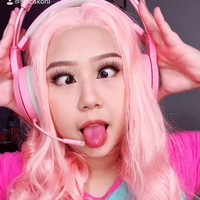 Nama Sisca Kohl mulai populer di media sosial setelah video-video dirinya memberikan ulasan mengenai makanan menjadi viral di TikTok. Makanan-makanan yang diulasnya itu seringkali merupakan makanan-makanan mahal. Foto: dok. Instagram/@siscakohl